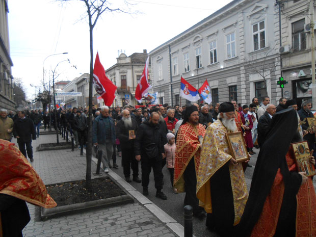 Више хиљада Крагујевчана на литији за одбрану светиња СПЦ: Подршка братском народу у Црној Гори 